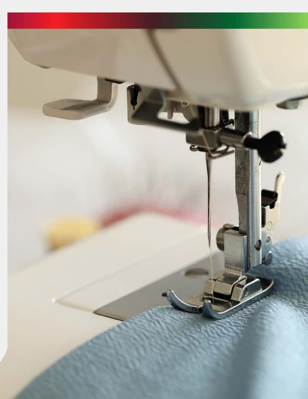Máquina de coser en operación durante la fabricación de una prenda PUBTEX