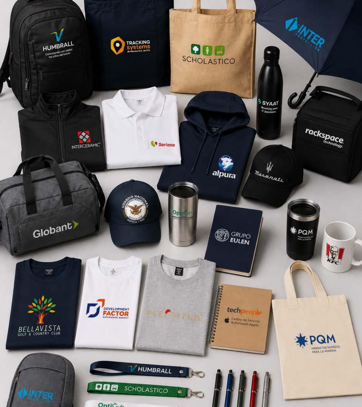 Playeras, gorras, mochilas y termos personalizados con logos de clientes de PUBTEX